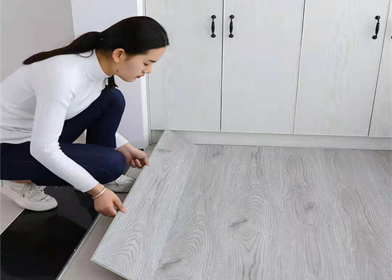 Plancia autoadesiva bianca della pavimentazione del PVC di 6mm ignifuga