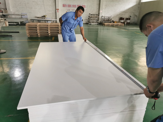 Il bordo senza piombo del PVC Celuka di 15mm sostituisce il compensato di legno per la fabbricazione dei Governi
